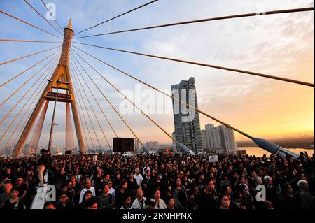 (161205) -- BANGKOK, 5 dicembre 2016 -- i benestanti partecipano a una cerimonia di merito per il defunto re Bhumibol Adulyadej sul ponte Bhumibol a Bangkok, Thailandia, 5 dicembre 2016. Oltre 20.000 persone si sono riunite al ponte Bhumibol di Bangkok per partecipare ad una cerimonia di merito che segna il 89° anniversario del defunto re Bhumibol Adulyadej della Thailandia il lunedì mattina. (hy) THAILAND-BANGKOK-KING-BHUMIBOL-89° ANNIVERSARIO RachenxSageamsak PUBLICATIONxNOTxINxCHN Bangkok DEC 5 2016 benestanti partecipano a una cerimonia di creazione del merito per il defunto re Bhumibol Adulyadej SUL ponte di Bhumibol in Foto Stock