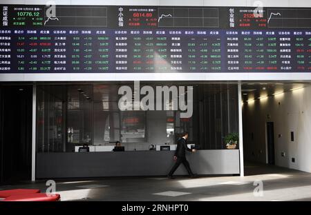 (161205) -- SHENZHEN, Dec. 5, 2016 -- Photo taken on Dec. 5, 2016 shows the interior of Shenzhen Stock Exchange after the launching of the Shenzhen-Hong Kong Stock Connect in Shenzhen, south China s Guangdong Province. The Shenzhen-Hong Kong Stock Connect, the second link between bourses in the Chinese mainland and Hong Kong, made a debut on Monday. ) (wx) CHINA-SHENZHEN-HONG KONG-STOCK CONNECT-LAUNCHING (CN) WangxDongzhen PUBLICATIONxNOTxINxCHN   Shenzhen DEC 5 2016 Photo Taken ON DEC 5 2016 Shows The Interior of Shenzhen Stick Exchange After The Launching of The Shenzhen Hong Kong Stick Conn Stock Photo