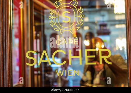 Austria, Vienna- 28 agosto 2023: Interno dell'Hotel Sacher Cafe. Foto Stock