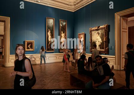 Vienna, Austria - 28 agosto 2023: Visitatori nelle sale museali del Palazzo Belvedere di Vienna. Foto Stock