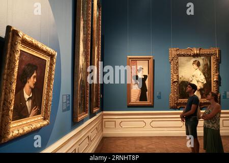 Vienna, Austria - 28 agosto 2023: Visitatori nelle sale museali del Palazzo Belvedere di Vienna. Foto Stock