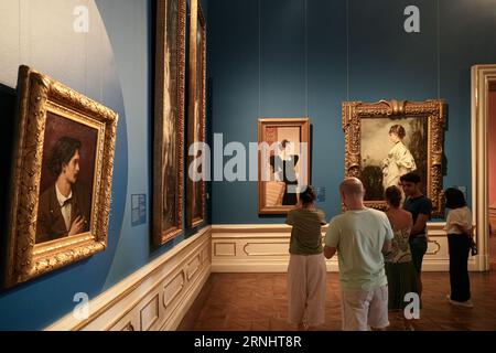 Vienna, Austria - 28 agosto 2023: Visitatori nelle sale museali del Palazzo Belvedere di Vienna. Foto Stock