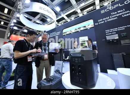 (230901) -- BERLINO, 1 settembre 2023 (Xinhua) -- un espositore presenta un prodotto a un visitatore presso lo stand della società cinese di energia portatile e rinnovabile EcoFlow durante l'IFA 2023 a Berlino, capitale della Germania, il 1 settembre 2023. Come una delle fiere più importanti al mondo per l'elettronica di consumo, venerdì è stato inaugurato l'IFA 2023 di cinque giorni, con oltre 2.000 espositori provenienti da 48 paesi e regioni, una scala molto maggiore rispetto all'anno scorso. Secondo il sito ufficiale dell'IFA, quasi 1.300 espositori cinesi si sono registrati all'evento di quest'anno. Società cinesi come Hisense, TCL e Haier h Foto Stock