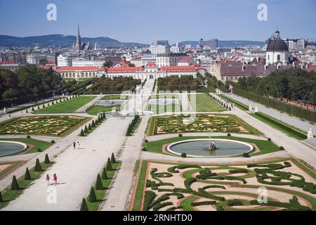 Wien, Austria, agosto 27 2023, Scultura della Sfinge con San La Cattedrale di Stefano sullo sfondo. Il Belvedere è un magnifico palazzo barocco Foto Stock