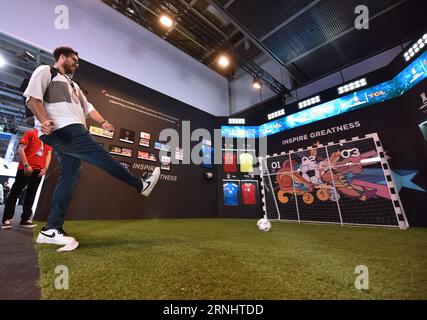 (230901) -- BERLINO, 1 settembre 2023 (Xinhua) -- Un visitatore assiste a una partita di calcio presso lo stand della società cinese TCL durante l'IFA 2023 a Berlino, capitale della Germania, il 1 settembre 2023. Come una delle fiere più importanti al mondo per l'elettronica di consumo, venerdì è stato inaugurato l'IFA 2023 di cinque giorni, con oltre 2.000 espositori provenienti da 48 paesi e regioni, una scala molto maggiore rispetto all'anno scorso. Secondo il sito ufficiale dell'IFA, quasi 1.300 espositori cinesi si sono registrati all'evento di quest'anno. Aziende cinesi come Hisense, TCL e Haier hanno occupato alcune delle più grandi aree espositive wi Foto Stock