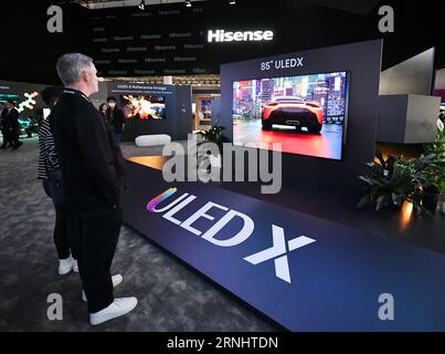 (230901) -- BERLINO, 1 settembre 2023 (Xinhua) -- le persone visitano lo stand della società cinese Hisense durante l'IFA 2023 a Berlino, capitale della Germania, il 1 settembre 2023. Come una delle fiere più importanti al mondo per l'elettronica di consumo, venerdì è stato inaugurato l'IFA 2023 di cinque giorni, con oltre 2.000 espositori provenienti da 48 paesi e regioni, una scala molto maggiore rispetto all'anno scorso. Secondo il sito ufficiale dell'IFA, quasi 1.300 espositori cinesi si sono registrati all'evento di quest'anno. Aziende cinesi come Hisense, TCL e Haier hanno occupato alcune delle più grandi aree espositive con vari prodotti. (XI Foto Stock