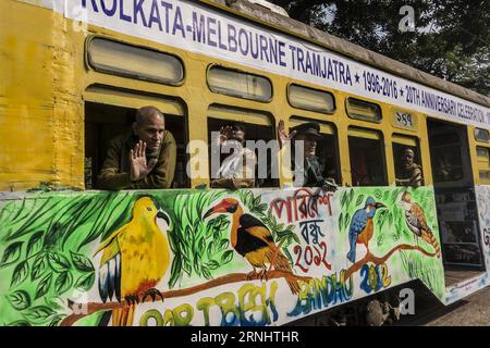 (161210) -- CALCUTTA, 10 dicembre 2016 -- Robert D Andrew (3rd L), un conduttore di tram australiano posa con i suoi omologhi indiani durante la celebrazione del ventesimo anniversario dell'amicizia dei tram Kolkata-Melbourne a Calcutta, capitale dello stato indiano orientale del Bengala Occidentale, 10 dicembre 2016. L'evento celebra le distintive culture dei tram di Melbourne in Australia e Calcutta in India attraverso collaborazioni tra le compagnie di tram e le loro comunità amanti dei tram. ) (Sxk) INDIA-KOLKATA-MELBOURNE-TRAM-AMICIZIA TumpaxMondal PUBLICATIONxNOTxINxCHN Kolkata DEC 10 2016 Robert D Andrew 3rd l a TR Foto Stock