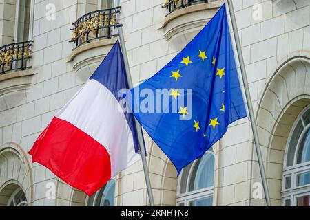 La bandiera della Francia e la bandiera dell'Unione europea sono la prossima Foto Stock