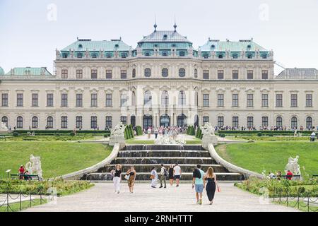 Wien, Austria, agosto 27 2023, Scultura della Sfinge con San La Cattedrale di Stefano sullo sfondo. Il Belvedere è un magnifico palazzo barocco Foto Stock