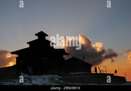 (161211) -- SRINAGAR, 11 dicembre 2016 -- Un uomo del Kashmir prega in un santuario dopo una nevicata fresca a Peer-Ki-Gali nel distretto di Shopify, circa 60 km a sud di Srinagar, la capitale estiva del Kashmir controllato dagli indiani, 11 dicembre 2016. I tratti più alti del Kashmir controllato dagli indiani hanno ricevuto una leggera nevicata mentre le piogge nelle pianure hanno spezzato un lungo periodo secco nella valle la domenica. ) (Sxk) KASHMIR-SRINAGAR-WEATHER JavedxDar PUBLICATIONxNOTxINxCHN Srinagar DEC 11 2016 un uomo Kashmiri prega IN un santuario dopo una fresca nevicata A Peer KI GALI nel distretto di Shopify a circa 60 km a sud di Srinagar, capitale estiva Foto Stock