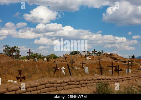 Il cimitero di San Geronimo presso il Pueblo di Taos contiene le tombe degli indiani Tiwa massacrati e la vecchia chiesa di San Geronimo, New Mexico Foto Stock