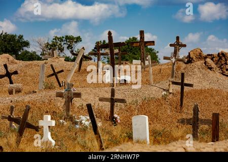 Il cimitero di San Geronimo presso il Pueblo di Taos contiene le tombe degli indiani Tiwa massacrati e la vecchia chiesa di San Geronimo, New Mexico Foto Stock