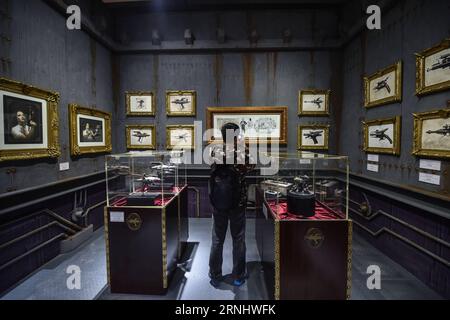 (161213) -- TONGXIANG, 13 dicembre 2016 -- Un visitatore scatta una foto su una mostra di un futuro nelle arti visive - Weta Workshop e il mondo del Dr. Grordborts a Wuzhen, nella provincia dello Zhejiang della Cina orientale, 13 dicembre 2016. Weta Digital, una divisione di Weta Workshop, è una società di effetti visivi digitali fondata nel 1993 con sede a Wellington, nuova Zelanda. Ha vinto cinque Oscar per i migliori effetti visivi, tra cui il Signore degli anelli , Avatar , King Kong . (mp) CHINA-ZHEJIANG-WUZHEN-VISUAL ARTS-EXHIBITION (CN) XuxYu PUBLICATIONxNOTxINxCHN Tong Xiang DEC 13 2016 a Visitor takes Pho Foto Stock