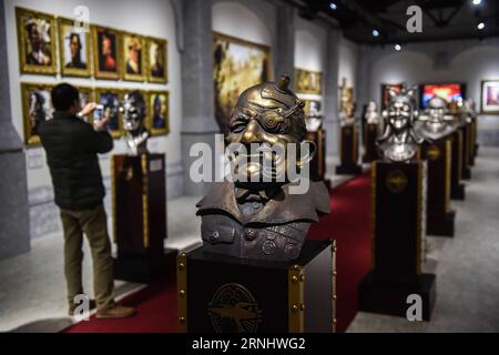 (161213) -- TONGXIANG, 13 dicembre 2016 -- foto scattata il 13 dicembre 2016 mostra statue di personaggi cinematografici durante una mostra di un futuro nelle arti visive - Weta Workshop e il mondo del Dr. Grordborts a Wuzhen, nella provincia dello Zhejiang nella Cina orientale. Weta Digital, una divisione di Weta Workshop, è una società di effetti visivi digitali fondata nel 1993 con sede a Wellington, nuova Zelanda. Ha vinto cinque Oscar per i migliori effetti visivi, tra cui il Signore degli anelli , Avatar , King Kong . (mp) CHINA-ZHEJIANG-WUZHEN-VISUAL ARTS-EXHIBITION (CN) XuxYu PUBLICATIONxNOTxINxCHN Tong Xiang D. Foto Stock