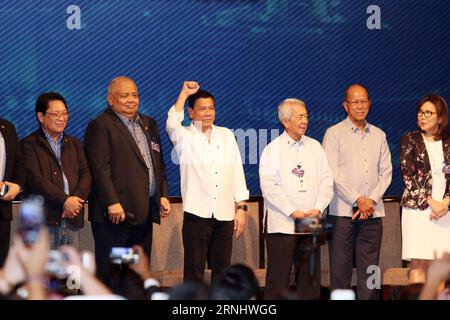 (161213) -- PHNOM PENH, 13 dicembre 2016 -- il presidente filippino Rodrigo Duterte (4° R) incontra la comunità filippina durante una visita di due giorni a Phnom Penh, Cambogia, 13 dicembre 2016. ) (hy) CAMBOGIA-PHNOM PENH-PHILIPPINE PRESIDENT-VISIT Sovannara PUBLICATIONxNOTxINxCHN Phnom Penh DEC 13 2016 il presidente filippino Rodrigo Duterte 4th r incontra la Comunità filippina durante una visita di due giorni a Phnom Penh Cambogia DEC 13 2016 Hy Cambogia Phnom Penh Presidente filippino visita Sovannara PUBLICATIONXINCHN Foto Stock