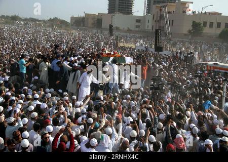 Pakistan: Junaid Jamshed Beerdigung a Karachi (161215) -- KARACHI (PAKISTAN), 15 dicembre 2016 -- la gente partecipa al funerale di Junaid Jamshed, un cantante pop pakistano diventato predicatore islamico, a Karachi, Pakistan meridionale, il 15 dicembre 2016. Migliaia di persone hanno partecipato alle preghiere funebri per Jashmed, morto nell'incidente aereo del 7 dicembre a l'Avelian. Un aereo passeggeri della Pakistan International Airlines con 48 persone a bordo si è schiantato mercoledì nella zona nord-occidentale di Havelian in Pakistan. Nessuno è sopravvissuto all'incidente. PAKISTAN-KARACHI-AEREO CRASH-FUNERALE Masroor PUBLICATIONxNOTxINxCHN Pakistan Juna Foto Stock