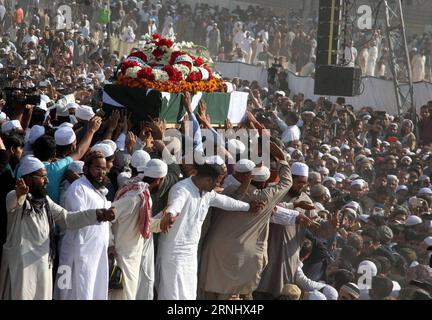 Pakistan: Junaid Jamshed Beerdigung a Karachi (161215) -- KARACHI (PAKISTAN), 15 dicembre 2016 -- la gente partecipa al funerale di Junaid Jamshed, un cantante pop pakistano diventato predicatore islamico, a Karachi, Pakistan meridionale, il 15 dicembre 2016. Migliaia di persone hanno partecipato alle preghiere funebri per Jashmed, morto nell'incidente aereo del 7 dicembre a l'Avelian. Un aereo passeggeri della Pakistan International Airlines con 48 persone a bordo si è schiantato mercoledì nella zona nord-occidentale di Havelian in Pakistan. Nessuno è sopravvissuto all'incidente. PAKISTAN-KARACHI-AEREO CRASH-FUNERALE Masroor PUBLICATIONxNOTxINxCHN Pakistan Juna Foto Stock