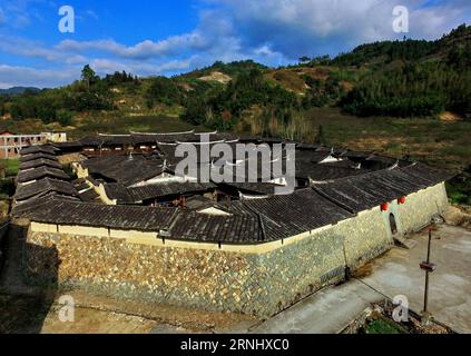 (161216) -- FUZHOU, 15 dicembre 2016 -- foto aerea scattata il 15 dicembre 2016 mostra parte del Villaggio di Zhongpu Stockaded a Changqing Township nella contea di Yongtai, nella provincia del Fujian della Cina sudorientale. Costruito durante il regime dell'Imperatore Jiaqing della Dinastia Qing (1760-1820), il Villaggio di Zhongpu Stockaded e' un edificio con cortile fatto di terra e legno, che copre un'area di 10.000 metri quadrati con un totale di 182 camere. Il villaggio stockaded è stato conservato per oltre 200 anni e passato alla decima generazione di residenti attualmente.) (Yxb) CHINA-FUJIAN-STOCKADED VILLAGE(CN) ZhangxGuojun PUBLICATIONxNOTxINxCHN Fuz Foto Stock
