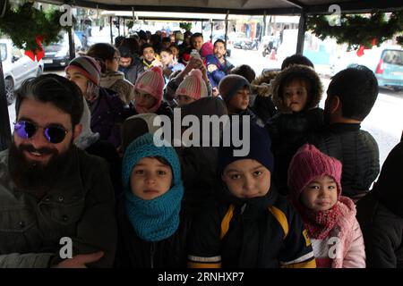 (161217) -- ATENE, 17 dicembre 2016 -- le persone viaggiano su un treno di Natale durante un evento per bambini rifugiati ad Atene, in Grecia, il 17 dicembre 2016. Circa 65 bambini rifugiati ospitati in un hotel ad Atene sono stati accompagnati qui il sabato nel villaggio natalizio istituito dal comune di Nea Philadelphia in vista delle festività. (dtf) GRECIA-ATENE-SOCIETÀ-RIFUGIATO mariosxlolos PUBLICATIONxNOTxINxCHN Atene DEC 17 2016 celebrità cavalcano un treno di Natale durante l'evento per i bambini rifugiati ad Atene Grecia IL 17 dicembre 2016 circa 65 bambini rifugiati ospitati IN un hotel ad Atene hanno avuto un tour qui Foto Stock