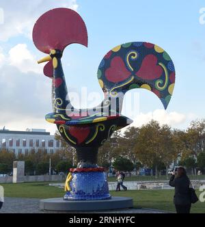 (161220) -- LISBONA, 20 dicembre 2016 -- la foto del file scattata il 28 novembre mostra un'opera d'arte del gallo di Barcelos prodotta da Joana Vasconcelos a Lisbona, Portogallo. Questo enorme gallo di Barcelos è stato spedito in Cina e sarà esposto a Pechino e Shanghai per celebrare il prossimo anno del gallo in Cina. Il Gallo di Barcelos è uno degli emblemi più comuni del Portogallo, che rappresenta giustizia, uguaglianza e gentilezza. )(zcc) PORTUGAL-LISBON-BARCELOS ROOSTER-CHINA ZhangxLiyun PUBLICATIONxNOTxINxCHN Lisbon DEC 20 2016 file foto scattata IL 28 novembre mostra Piece of Artwo Foto Stock