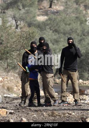 (161223) -- NABLUS, 23 dicembre 2016 -- i membri mascherati delle forze di sicurezza israeliane detengono un ragazzo palestinese durante gli scontri dopo una protesta contro l'espansione degli insediamenti ebraici nel villaggio di Kufr Qadoom vicino alla città di Nablus in Cisgiordania, il 23 dicembre 2016. ) (Sxk) MIDEAST-NABLUS-CLASHES NidalxEshtayeh PUBLICATIONxNOTxINxCHN Nablus DEC 23 2016 i membri mascherati delle forze di sicurezza israeliane detengono un ragazzo PALESTINESE durante gli scontri dopo una protesta contro l'espansione degli insediamenti ebraici nel villaggio di Kufr Qadoom vicino alla città di Nablus SULLA sponda OCCIDENTALE IL DEC 23 2016 sxk Mideast Nablus si scontra Nidalx Foto Stock