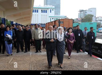 König von Kambodscha Norodom Sihamoni und Seine Mutter am Bahnhof von Phnom Pen (161230) - PHNOM PENH, 30 dicembre 2016 - il re cambogiano Norodom Sihamoni (L, fronte) e sua madre, l'ex regina Norodom Monineath (R, fronte), arriverete alla stazione ferroviaria di Phnom Penh a Phnom Penh, Cambogia, 30 dicembre 2016. Il re cambogiano Norodom Sihamoni, accompagnato dal primo ministro Samdech Techo Hun Sen, ha viaggiato in treno per la prima volta dalla capitale Phnom Penh alla costa sud-occidentale di Sihanoukville il venerdì mattina. (zy) CAMBOGIA-PHNOM PENH-KING-VIAGGIO IN TRENO Sovannara PUBLICATIONxNOTxINxCHN Foto Stock