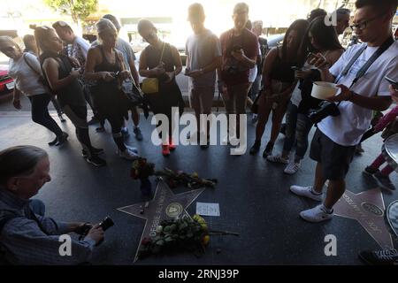 LOS ANGELES, 29 dicembre 2016 -- la gente si trova vicino alla Hollywood Walk of Fame star di Debbie Reynolds, a Los Angeles, California, Stati Uniti, il 29 dicembre, 2016. la star di Hollywood Debbie Reynolds è morta di ictus mercoledì all'età di 84 anni, un giorno dopo la morte di sua figlia Carrie Fisher. Carrie Fisher, l'attrice meglio conosciuta come Princess Leia nel franchise di Star Wars, è morta all'età di 60 anni martedì mattina, dopo aver subito un attacco di cuore su un volo venerdì scorso. ) (zw) U.S.-LOS ANGELES-DEBBIE REYNOLDS-CARRIE FISHER-WALK OF FAME-CONDOGLIENCE ZhaoxHanrong PUBLICATIONxNOTxINxCHN Los Ange Foto Stock
