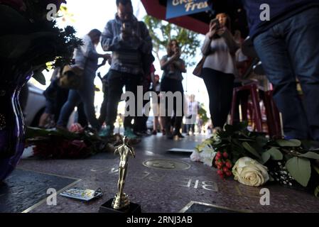 LOS ANGELES, 29 dicembre 2016 -- i fiori circondano la stella della Hollywood Walk of Fame di Debbie Reynolds, a Los Angeles, California, Stati Uniti, il 29 dicembre, 2016. la star di Hollywood Debbie Reynolds è morta di ictus mercoledì all'età di 84 anni, un giorno dopo la morte di sua figlia Carrie Fisher. Carrie Fisher, l'attrice meglio conosciuta come Princess Leia nel franchise di Star Wars, è morta all'età di 60 anni martedì mattina, dopo aver subito un attacco di cuore su un volo venerdì scorso. ) (zw) U.S.-LOS ANGELES-DEBBIE REYNOLDS-CARRIE FISHER-WALK OF FAME-CONDOGLIENCE ZhaoxHanrong PUBLICATIONxNOTxINxCHN Los Angel Foto Stock