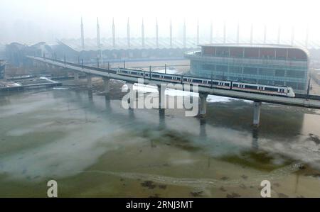 TIANJIN, 31 dicembre 2016 -- Un treno lascia la stazione della ferrovia leggera Convention and Exhibition Center di Jinbin a Tianjin, nel nord della Cina, 31 dicembre 2016. L'intera linea della ferrovia leggera, che funge da collegamento principale tra la nuova area di Tianjin Binhai e il centro di Tianjin, ha ripreso a funzionare sabato. Fu chiuso dopo l'esplosione del magazzino della città, che uccise almeno 165 persone nell'agosto 2015. (Ry) CHINA-TIANJIN-LIGHT RAILWAY-RESUMPTION (CN) YuexYuewei PUBLICATIONxNOTxINxCHN Tianjin DEC 31 2016 un treno lascia la stazione del Centro convegni ed esposizioni della ferrovia leggera di Jinbin Foto Stock