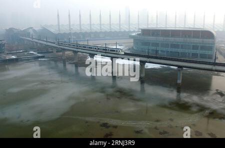 TIANJIN, 31 dicembre 2016 -- Un treno lascia la stazione della ferrovia leggera Convention and Exhibition Center di Jinbin a Tianjin, nel nord della Cina, 31 dicembre 2016. L'intera linea della ferrovia leggera, che funge da collegamento principale tra la nuova area di Tianjin Binhai e il centro di Tianjin, ha ripreso a funzionare sabato. Fu chiuso dopo l'esplosione del magazzino della città, che uccise almeno 165 persone nell'agosto 2015. (Ry) CHINA-TIANJIN-LIGHT RAILWAY-RESUMPTION (CN) YuexYuewei PUBLICATIONxNOTxINxCHN Tianjin DEC 31 2016 un treno lascia la stazione del Centro convegni ed esposizioni della ferrovia leggera di Jinbin Foto Stock