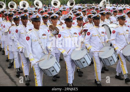 Myanmar feiert Unabhängigkeitstag (170104) -- NAY PYI TAW, 4 gennaio 2017 -- Una banda militare sfilerà durante una cerimonia per celebrare il 69 ° giorno dell'indipendenza del Myanmar a Nay Pyi Taw 4 gennaio 2017. ) (Zcc) MYANMAR-NAY PYI TAW-INDEPENDENCE DAY-69TH ANNIVERSARY UxAung PUBLICATIONxNOTxINxCHN Myanmar Celebrate Independence Day Nay Pyi Taw 4 gennaio 2017 un Military Tie Parades durante una cerimonia per celebrare il 69th Independence Day del Myanmar a Nay Pyi Taw 4 gennaio 2017 ZCC Myanmar Nay Pyi Taw Independence Day 69th Anniversary UxAung PUxAung PUBLINTIXINTXNCHN Foto Stock