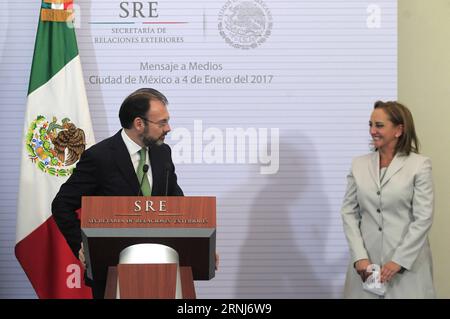 (170105) -- CITTÀ DEL MESSICO, 4 gennaio 2017 -- il nuovo ministro degli Esteri messicano Luis Videgaray (L) e il suo predecessore Claudia Ruiz Massieu partecipano a una conferenza stampa a città del Messico, capitale del Messico, il 4 gennaio 2017. Il presidente messicano Enrique pena Nieto mercoledì ha nominato l'ex ministro dell'economia Luis Videgaray caso come suo nuovo ministro degli Esteri, in sostituzione di Claudia Ruiz Massieu. (Zcc) CITTÀ DEL MESSICO-MESSICO-NUOVO MINISTRO DEGLI ESTERI STR PUBLICATIONxNOTxINxCHN città del Messico 4 gennaio 2017 I nuovi ministri degli Esteri messicani Luis Videgaray l e il suo predecessore Claudia Ruiz MASSIEU partecipano a una conferenza stampa a città del Messico Foto Stock