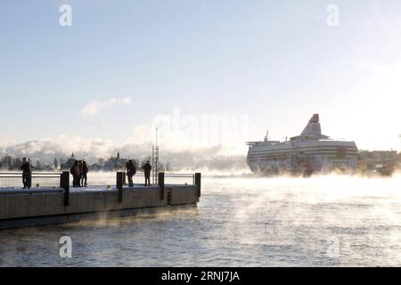 HELSINKI, 5 gennaio 2017 -- fumo di mare si vede nel porto meridionale di Helsinki, Finlandia, 5 gennaio 2017. Nei primi giorni del nuovo anno, la Finlandia ha subito un improvviso calo delle temperature invernali. Le autorità hanno dato avvisi di gelo per ricordare ai residenti di tenersi al caldo ed evitare rischi di impatto sulla salute. Nella capitale Helsinki, situata nella zona della costa meridionale, la temperatura è scesa a meno di 19 gradi Celsius il primo venerdì, mentre a Muonio, nella Lapponia nord-occidentale, la temperatura è stata meno di 40 gradi Celsius il giovedì. ) (DJJ) FINLANDIA-HELSINKI-IMPROVVISO CALO DI TEMPERATURA Foto Stock