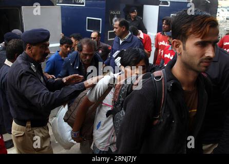 (170105) -- KARACHI, 5 gennaio 2017 -- i pescatori indiani rilasciati arrivano alla stazione ferroviaria nella città portuale sud-pakistana di Karachi il 5 gennaio 2017. Il Pakistan ha iniziato a rilasciare 218 pescatori indiani giovedì, il secondo gesto di questo tipo in un mese che potrebbe iniziare ad alleviare la tensione tra i vicini. ) PAKISTAN-KARACHI-INDIAN-FISHERMEN-RELEASE Arshad PUBLICATIONxNOTxINxCHN Karachi 5 gennaio 2017 i pescatori indiani rilasciati arrivano ALLA stazione ferroviaria nella città portuale del Pakistan meridionale di Karachi IL 5 gennaio 2017 il Pakistan ha iniziato a rilasciare 218 pescatori indiani giovedì il secondo gesto di ricerca in a Foto Stock