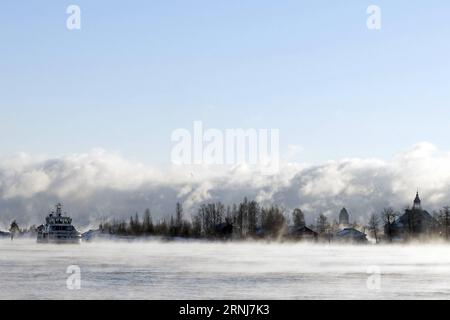 HELSINKI, 5 gennaio 2017 -- fumo di mare si vede nel porto meridionale di Helsinki, Finlandia, 5 gennaio 2017. Nei primi giorni del nuovo anno, la Finlandia ha subito un improvviso calo delle temperature invernali. Le autorità hanno dato avvisi di gelo per ricordare ai residenti di tenersi al caldo ed evitare rischi di impatto sulla salute. Nella capitale Helsinki, situata nella zona della costa meridionale, la temperatura è scesa a meno di 19 gradi Celsius il primo venerdì, mentre a Muonio, nella Lapponia nord-occidentale, la temperatura è stata meno di 40 gradi Celsius il giovedì. ) (DJJ) FINLANDIA-HELSINKI-IMPROVVISO CALO DI TEMPERATURA Foto Stock