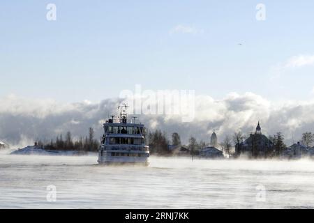 HELSINKI, 5 gennaio 2017 -- fumo di mare si vede nel porto meridionale di Helsinki, Finlandia, 5 gennaio 2017. Nei primi giorni del nuovo anno, la Finlandia ha subito un improvviso calo delle temperature invernali. Le autorità hanno dato avvisi di gelo per ricordare ai residenti di tenersi al caldo ed evitare rischi di impatto sulla salute. Nella capitale Helsinki, situata nella zona della costa meridionale, la temperatura è scesa a meno di 19 gradi Celsius il primo venerdì, mentre a Muonio, nella Lapponia nord-occidentale, la temperatura è stata meno di 40 gradi Celsius il giovedì. ) (DJJ) FINLANDIA-HELSINKI-IMPROVVISO CALO DI TEMPERATURA Foto Stock