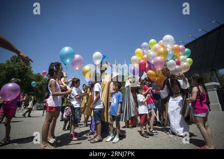 BUENOS AIRES, 5 gennaio 2017 -- i bambini tengono i palloncini dati dagli artisti vestiti come tre saggi, a Buenos Aires, Argentina, 5 gennaio 2017. Per celebrare il tradizionale Festival dell'Epifania il 6 gennaio, la camera dei giocattoli argentina ha inviato tali artisti in tutta la città per ricevere lettere per bambini per figure religiose chiamate tre saggi o tre re e regalarli in cambio. ) (Zxj) ARGENTINA-BUENOS AIRES-EPIFANIA-COMMEMORAZIONE MartinxZabala PUBLICATIONxNOTxINxCHN Buenos Aires 5 gennaio 2017 i bambini tengono i palloncini dati dagli artisti vestiti da tre saggi Foto Stock