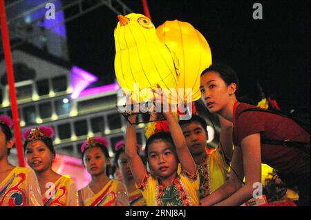 (170107) -- SINGAPORE, 7 gennaio 2017 -- gli artisti tengono le loro lanterne per prepararsi a mettere in scena durante il Capodanno cinese di Chinatown luci ufficiali e cerimonia di apertura a Singapore il 7 gennaio 2017. ) (gl) SINGAPORE-CHINATOWN-CELEBRAZIONE DEL NUOVO ANNO ThenxChihxWey PUBLICATIONxNOTxINxCHN Singapore 7 gennaio 2017 gli artisti tengono le loro lanterne per prepararsi a mettere in scena durante la cerimonia ufficiale di apertura e di luce del capodanno cinese di China Town a Singapore IL 7 gennaio 2017 GL celebrazione del capodanno di Singapore China Town ThenxChihxWey PUBLICATIONXNOTxINXCHN Foto Stock