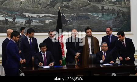 Il ministro afghano dei lavori pubblici Mahmuod Baligh (2° R, fronte) e il vicepresidente della China Road and Bridge Corporation (CRBC) Lu Shan (2° L, fronte) firmano contratti durante una cerimonia con la testimonianza del presidente afghano Mohammad Ashraf Ghani (C) a Kabul, capitale dell'Afghanistan, l'8 gennaio 2017. La società di costruzioni cinese China Road and Bridge Corporation (CRBC) ha firmato un contratto domenica per costruire una strada chiave nell'Afghanistan centrale. Il ministro afghano dei lavori pubblici Mahmuod Baligh e il vicepresidente della China Road and Bridge Corporation (CRBC) Lu Shan hanno firmato l'accordo da 205 milioni di dollari durante la ceremo Foto Stock