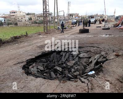 Themen der Woche Bilder des Tages Bombenanschlag nahe Damaskus il terreno è coperto da un'autobomba vicino all'incrocio del villaggio di Beit Jin vicino alla città sa nella campagna di Damasco, capitale della Siria, l'8 gennaio 2017. Almeno cinque persone sono rimaste uccise e altre 15 ferite domenica quando un'autobomba è scoppiata qui, ha riferito l'agenzia di stampa statale sana. ) SIRIA-DAMASCO-CAMPAGNA-AUTO BOMBA-ESPLOSIONE AmmarxSafarjalany PUBLICATIONxNOTxINxCHN argomenti la settimana immagini il giorno bombardamento vicino a Damasco il terreno È coperto da un autobomba vicino all'incrocio del villaggio di Beit Jin vicino alla città di Sat Sat in Countrysid Foto Stock