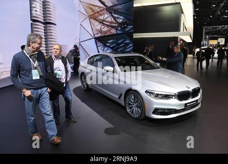 Deutsche Marken bei North American International Auto Show a Detroit (170109) -- DETROIT, 9 gennaio 2017 -- la gente vede un'auto della nuova BMW serie 5 durante un'anteprima stampa del 2017 North American International Auto Show (NAIAS) a Detroit, negli Stati Uniti, 9 gennaio 2017. Lunedì è iniziato il North American International Auto Show (NAIAS) con oltre 40 debutti e più di 750 veicoli esposti. ) U.S.-DETROIT-AUTO SHOW-NAIAS YinxBogu PUBLICATIONxNOTxINxCHN marchi tedeschi al North American International Car Show di Detroit Detroit 9 gennaio 2017 celebrità Visualizza un'auto della nuova BMW 5 Foto Stock