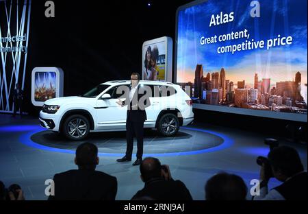 Deutsche Marken bei North American International Auto Show a Detroit (170109) -- DETROIT, 9 gennaio 2017 -- Hinrich Woebcken, presidente e CEO di Volkswagen Group of America, parla a fianco del nuovo SUV Volkswagen Atlas durante il North American International Auto Show (NAIAS) 2017 a Detroit, negli Stati Uniti, 9 gennaio 2017. Lunedì è iniziato il North American International Auto Show (NAIAS) con oltre 40 debutti e più di 750 veicoli esposti. ) U.S.-DETROIT-AUTO SHOW-NAIAS YinxBogu PUBLICATIONxNOTxINxCHN marchi tedeschi al North American International Car Show di Detroit Foto Stock