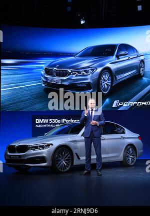 (170110) -- DETROIT, 9 gennaio 2017 -- Un veicolo BMW 530e iPerformance è stato visto durante il North American International Auto Show (NAIAS) 2017 a Detroit, negli Stati Uniti, 9 gennaio 2017. ) (lrz) U.S.-DETROIT-AUTO SHOW-NAIAS YinxBogu PUBLICATIONxNOTxINxCHN Detroit Jan 9 2017 un veicolo BMW È Lakes durante il North American International Car Show NAIAS 2017 a Detroit Stati Uniti Jan 9 2017 lrz U S Detroit Car Show NAIAS YinxBogu PUBLICATIONxNOTxINxCHN Foto Stock