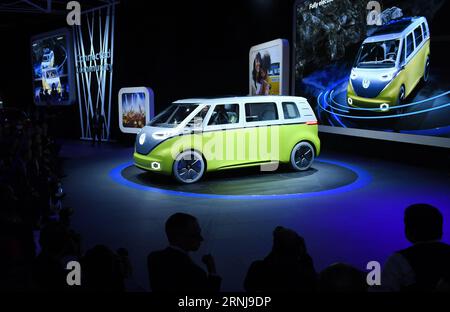 (170110) -- DETROIT, 9 gennaio 2017 -- la Volkswagen AG I.D. Buzz Concept Vehicle è stata vista durante il North American International Auto Show (NAIAS) del 2017 a Detroit, negli Stati Uniti, 9 gennaio 2017. ) (lrz) U.S.-DETROIT-AUTO SHOW-NAIAS YinxBogu PUBLICATIONxNOTxINxCHN Detroit Jan 9 2017 la Volkswagen AG i D Buzz Concept Vehicle È Lakes durante il North American International Car Show NAIAS 2017 a Detroit negli Stati Uniti Jan 9 2017 lrz U S Detroit Car Show NAIAS YinxBogu PUBLICATIONxNOTxINXCHN Foto Stock