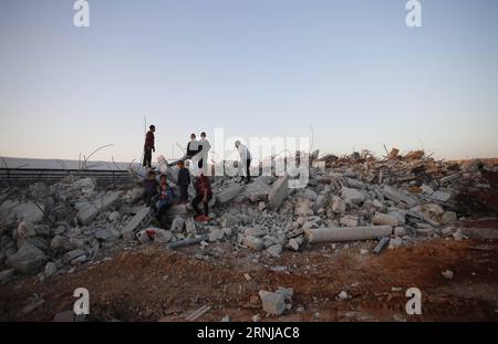 (170111) - QALANSUWA, 11 gennaio 2017 -- i ragazzi arabi israeliani giocano sulle macerie di una casa demolita a Qalansuwa, nel nord di Israele, l'11 gennaio 2017. Le autorità israeliane hanno demolito 11 case per non avere permessi di costruzione martedì. ) ISRAEL-QALANSUWA-HOUSES-DEMOLISHING MuammarxAwad PUBLICATIONxNOTxINxCHN 170111 Jan 11 2017 i ragazzi arabi israeliani giocano SULLE MACERIE di una casa demolita nel nord di Israele L'11 gennaio 2017 le autorità israeliane hanno demolito 11 case per non avere permessi di costruzione martedì le case israeliane demoliscono MuammarxAwad PUBLICATIONxNOTxINxCHN Foto Stock