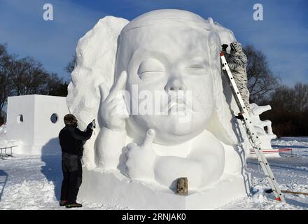 (170112) -- HARBIN, 12 gennaio 2017 -- i partecipanti creano sculture di neve al 22 ° Harbin International Snow Sculpture Competition nel Sun Island International Snow Sculpture Art Expo Park a Harbin, capitale della provincia di Heilongjiang della Cina nord-orientale, 12 gennaio 2017. ) (Lb) CHINA-HARBIN-SNOW SCULPTURE-COMPETITION (CN) WangxJianwei PUBLICATIONxNOTxINxCHN 170112 Harbin 12 gennaio 2017 i partecipanti creano sculture di neve AL 22° concorso internazionale di scultura di neve di Harbin a Sun Iceland International Snow Sculpture Art EXPO Park a Harbin capitale della provincia J di Heilongjiang nella Cina nord-orientale Foto Stock