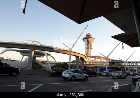 Una nuova linea ferroviaria della metropolitana che entra nell'aeroporto internazionale di Los Angeles oscura parzialmente la vista dell'iconico edificio a tema, Los Angeles, California, USA Foto Stock