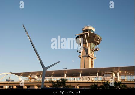Una torre di controllo incombe su una stazione appena aggiunta per i passeggeri della metropolitana all'aeroporto LAX di Los Angeles, CALIFORNIA, USA Foto Stock