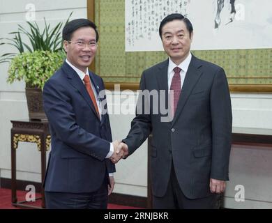 (170114) -- PECHINO, 13 gennaio 2017 -- Liu Qibao (R), capo del dipartimento pubblicitario del Comitato centrale del Partito Comunista Cinese, incontra la sua controparte del Partito Comunista del Vietnam (CPV) Vo Van Thuong, a Pechino, capitale della Cina, 13 gennaio 2017. ) (zhs) CHINA-VIETNAM-LIU QIBAO-VO VAN THUONG-MEETING (CN) CuixXinyu PUBLICATIONxNOTxINxCHN Pechino 13 gennaio 2017 Liu Qibao r capo del dipartimento pubblicitario del Comitato centrale del Partito Comunista Cinese incontra la sua parte del Partito Comunista del Vietnam CPV vo van Thuong a Pechino capitale della Cina 13 gennaio 2017 zhs Cina Vietnam Liu QIB Foto Stock