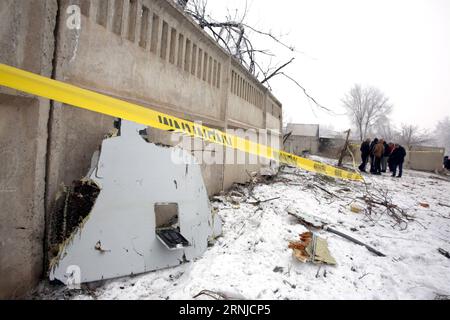 BISHKEK, 16 gennaio 2017 -- la foto scattata il 16 gennaio 2017 mostra i pezzi del relitto dell'aereo cargo Turkish Airlines schiantato vicino all'aeroporto internazionale Manas di Bishkek, in Kirghizistan. Un aereo cargo Turkish Airlines si è schiantato lunedì vicino all'aeroporto internazionale Manas del Kirghizistan, uccidendo almeno 32 persone, secondo il Ministero delle emergenze del paese. ) (Zhf) KYRGYZSTAN-BISHKEK-TURKISH AIRLINES-PLANE-CRASH RomanxGainanov PUBLICATIONxNOTxINxCHN Bishkek 16 gennaio 2017 la foto scattata IL 16 gennaio 2017 mostra pezzi del relitto dell'aereo da carico Turkish Airlines precipitato vicino a Bishkek Manas Internationa Foto Stock